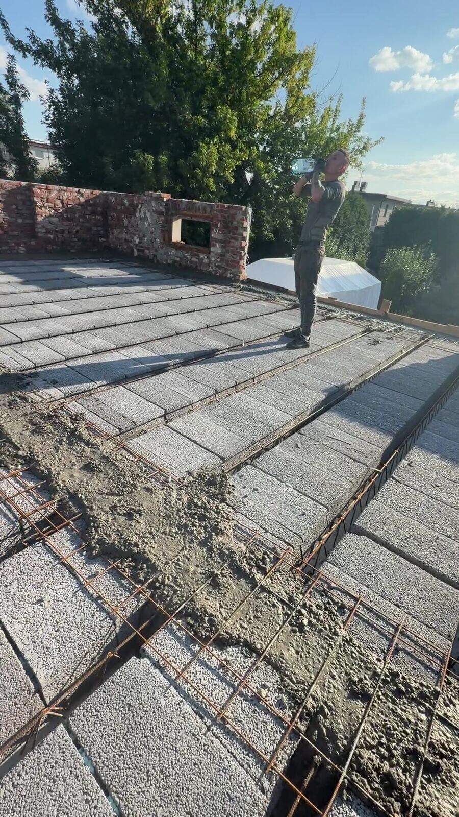 Powierzchnia dachu płaskiego z kominem murowanym
