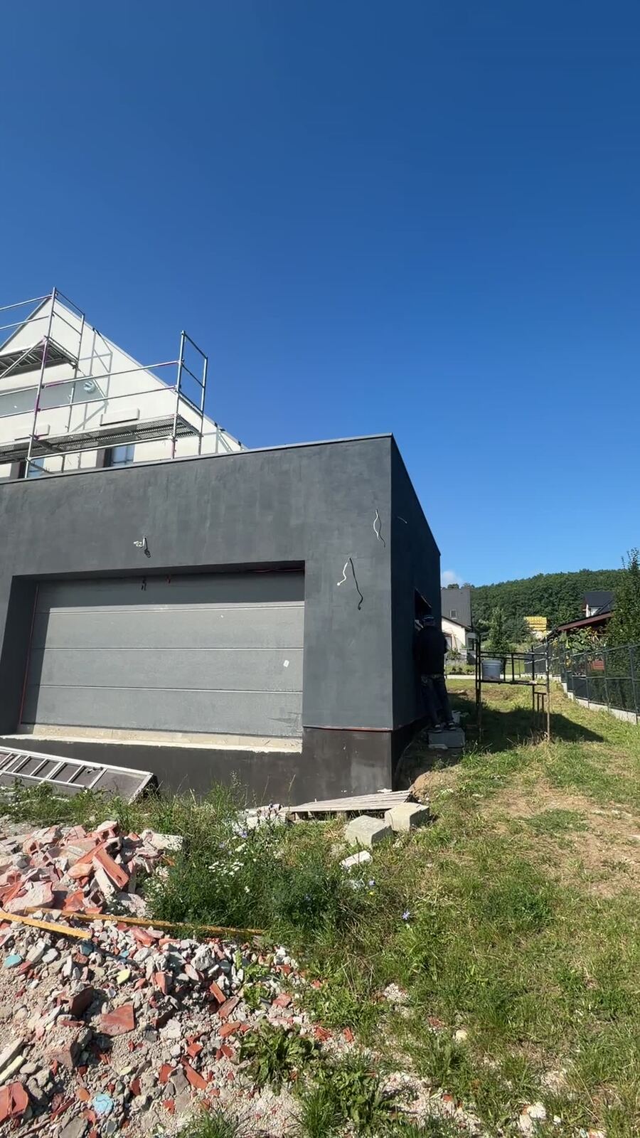 Widok elewacji od strony ogrodu w trakcie realizacji