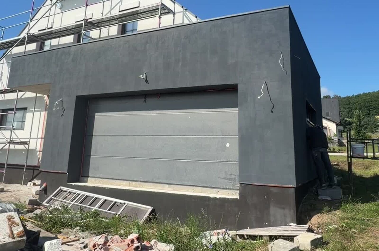 Realizacja Roksvel Industrial — elewacja budynku jednorodzinnego w trakcie budowy